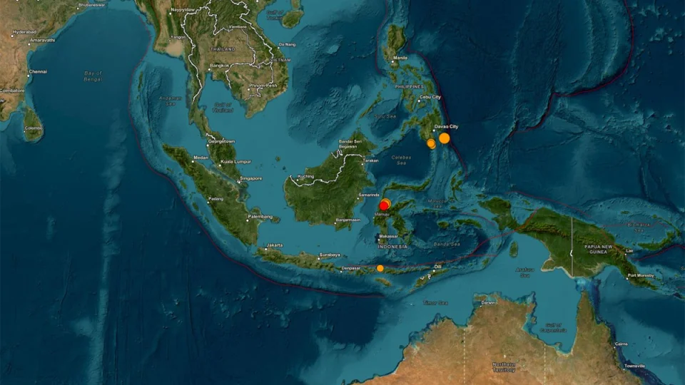 USGS satellite map showing the magnitude 6.7 earthquake epicenter southeast of Palu, Central Sulawesi, Indonesia, with nearby aftershock markers across the Pacific Ring of Fire