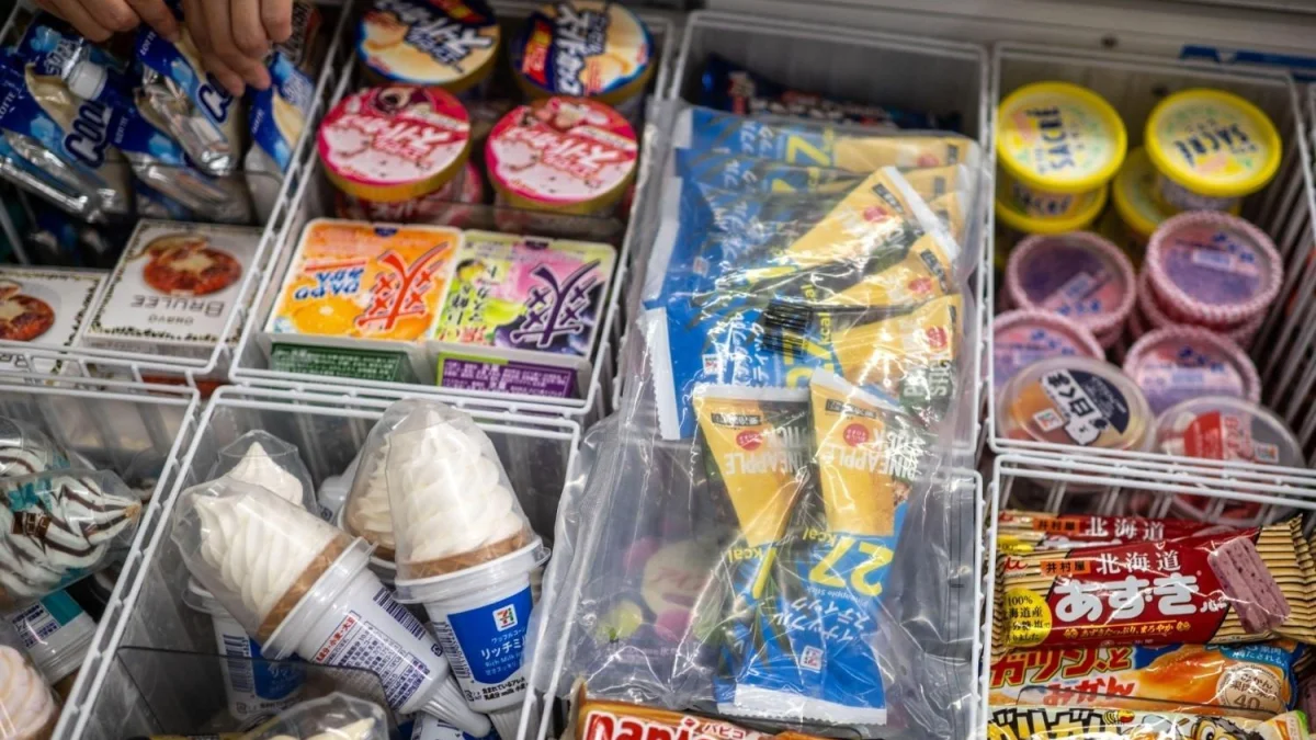 A well-stocked freezer chest of packaged ice cream and frozen desserts in a Japanese convenience store — Hürriyet